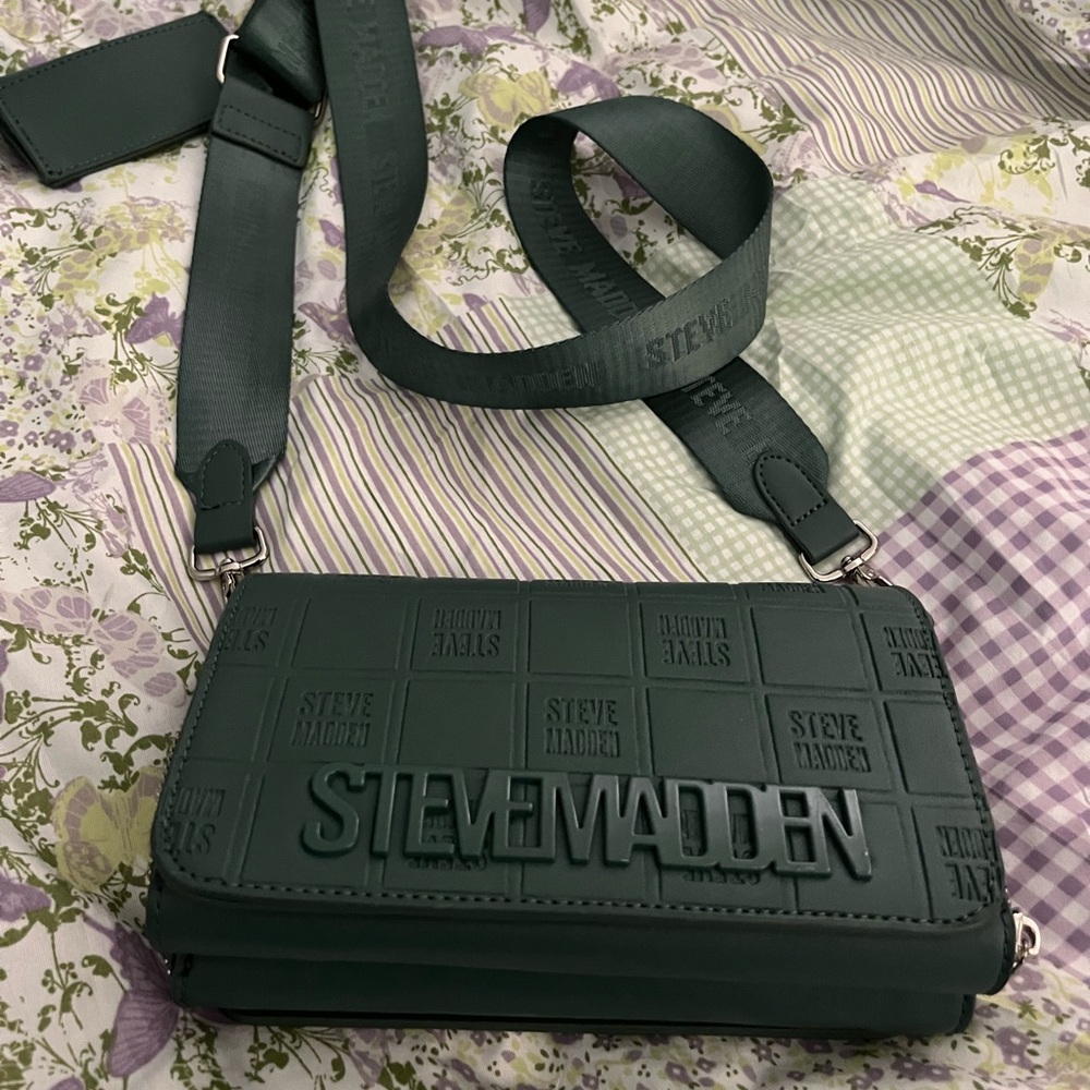 NWOT Steven Madden green crossbody/wallet